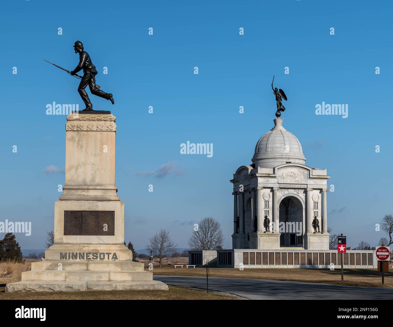 the1st Minnesota Volunteer Fantry Monument e Pennsylvania Monument su Hancock Avenue nel Gettysburg National Military Park Foto Stock