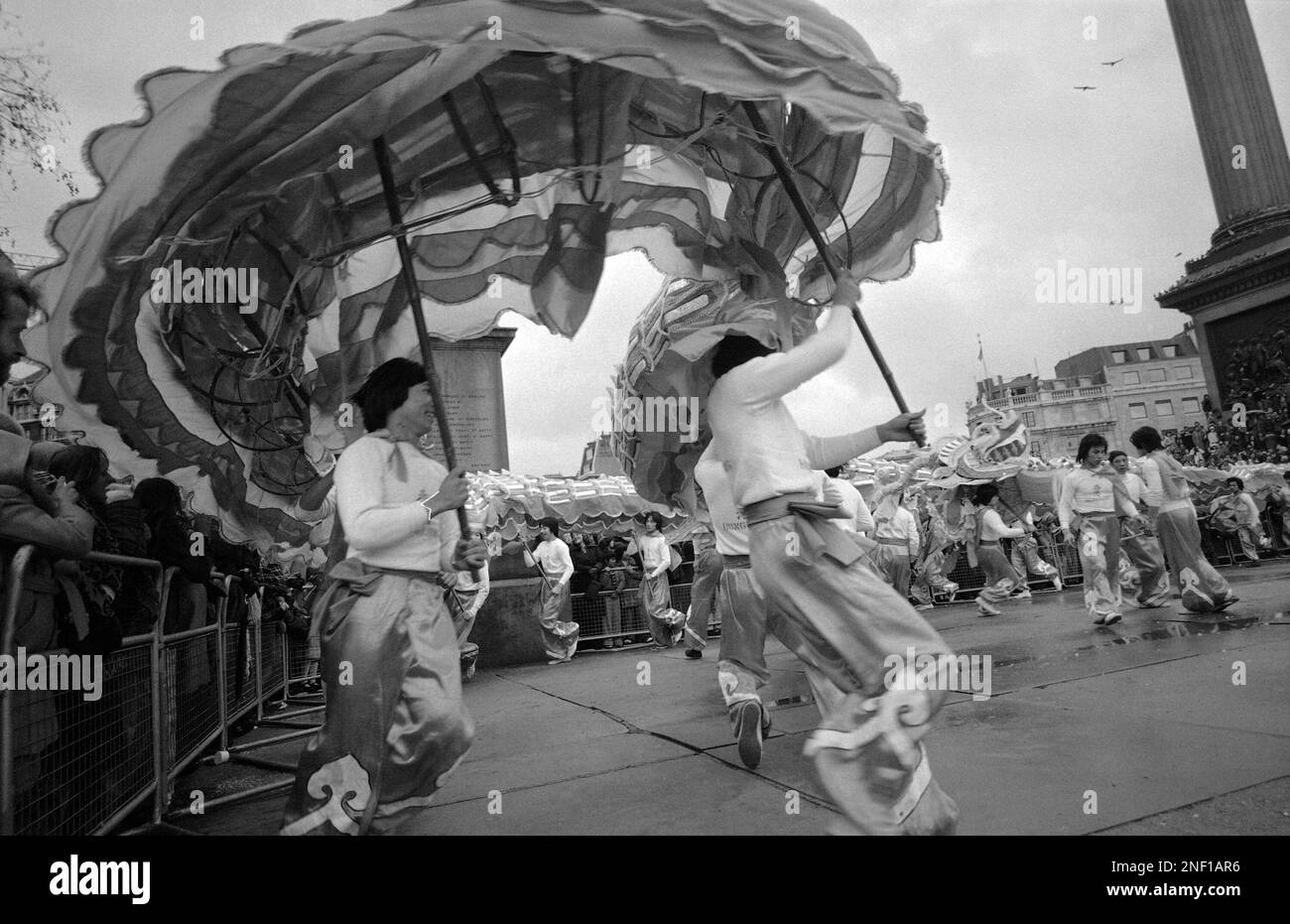 The Chinese Dragon Dance is performed in Trafalgar Square, London, Feb. 23, 1977. (AP Photo/Horst Faas) Foto Stock