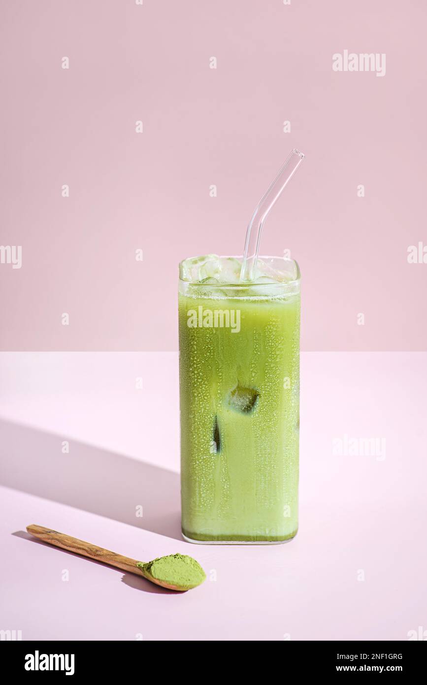 latte di matcha su sfondo rosa. Foto di alta qualità Foto Stock