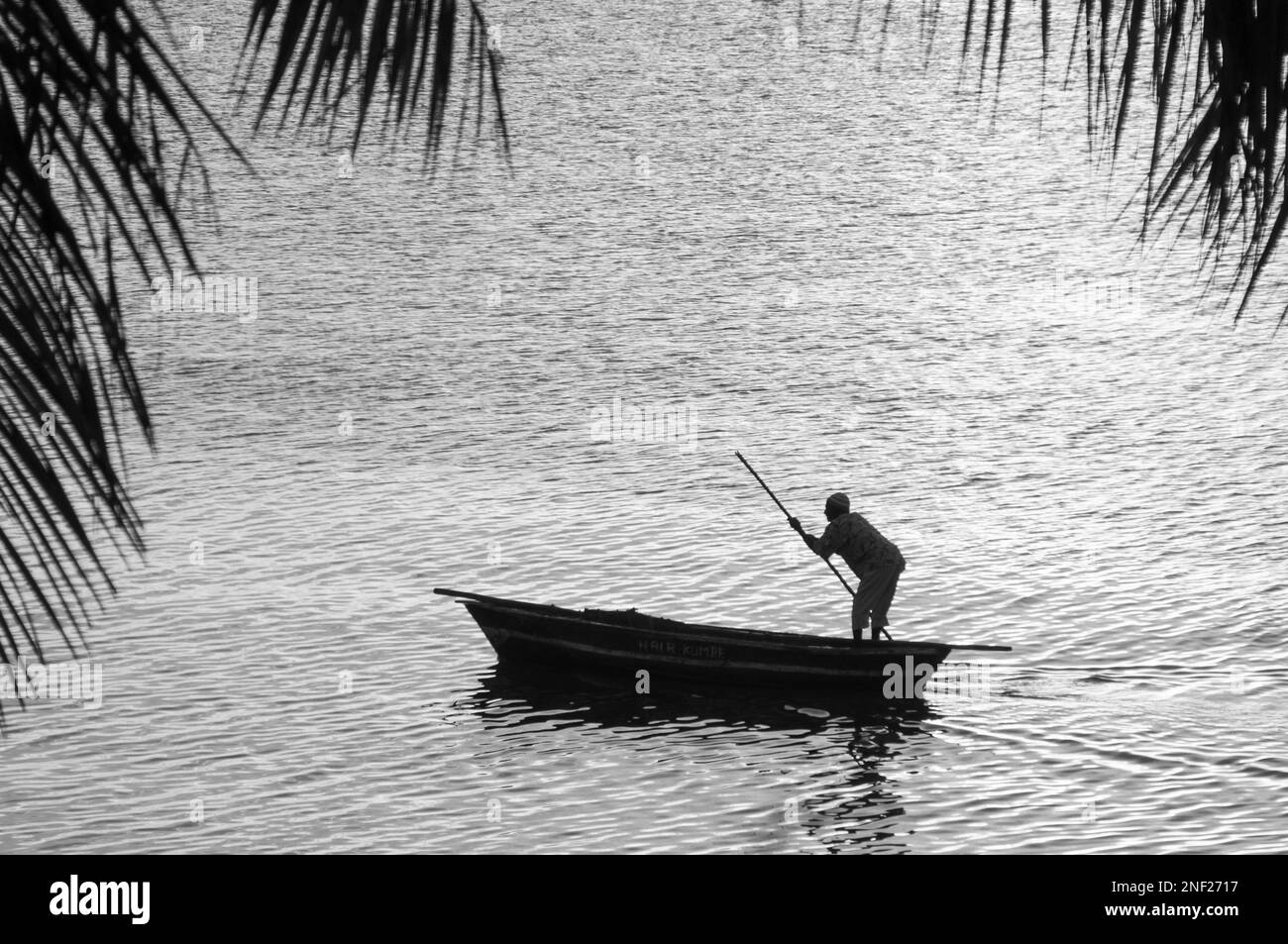 Il traffico di canoa catturato nelle prime ore del mattino e calme acque di Mocimboa da Praia bay. Foto Stock