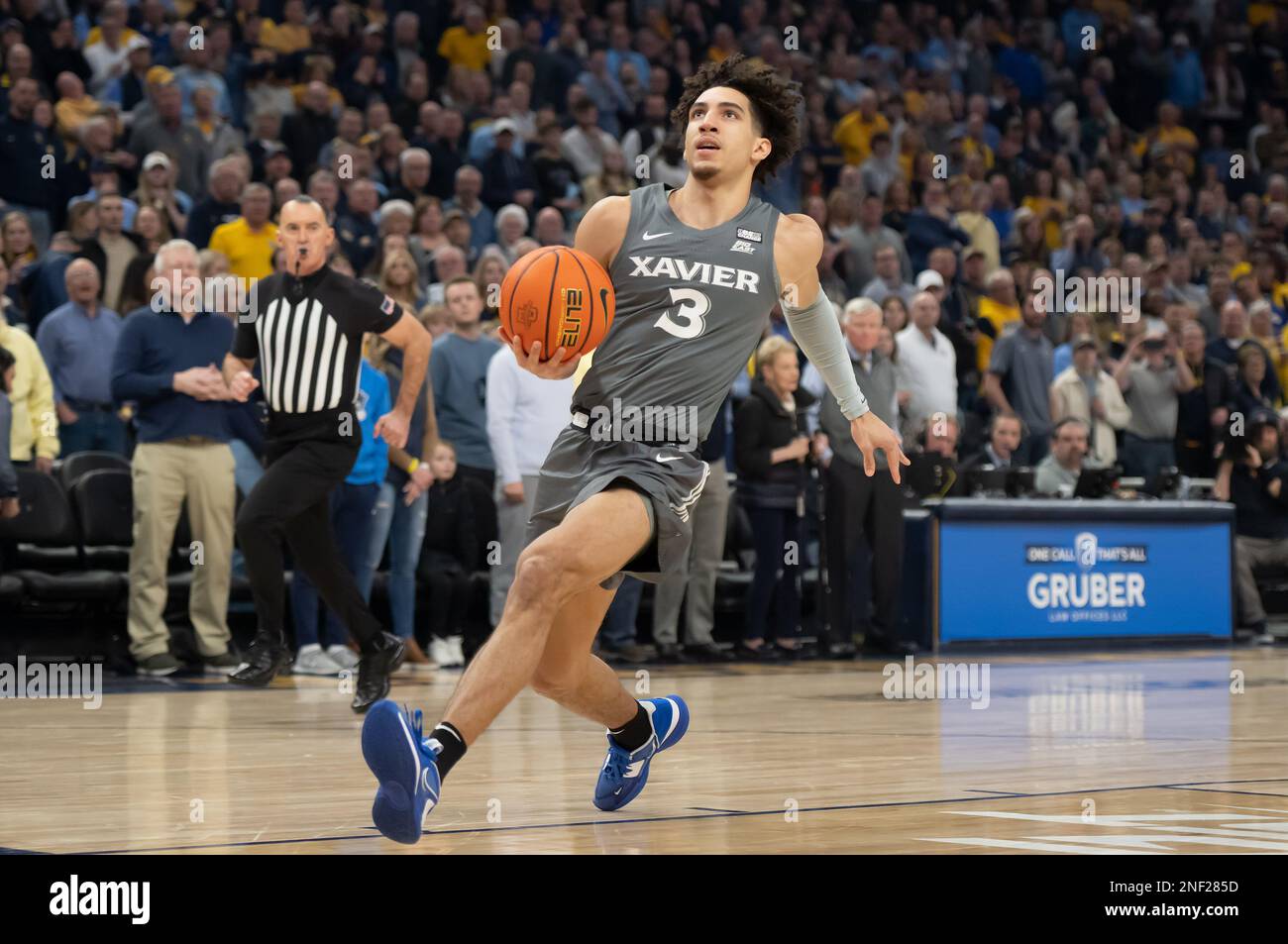 Milwaukee, WISCONSIN, Stati Uniti. 15th Feb, 2023. La guardia dei moschettieri di Xavier Colby Jones (3) è in grado di assistere a una semplice fase di layup durante la partita di pallacanestro NCAA tra i moschettieri di Xavier e le aquile dorate della Marquette al Fiserv Forum di Milwaukee, WISCONSIN. Kirsten Schmitt/CSM/Alamy Live News Foto Stock