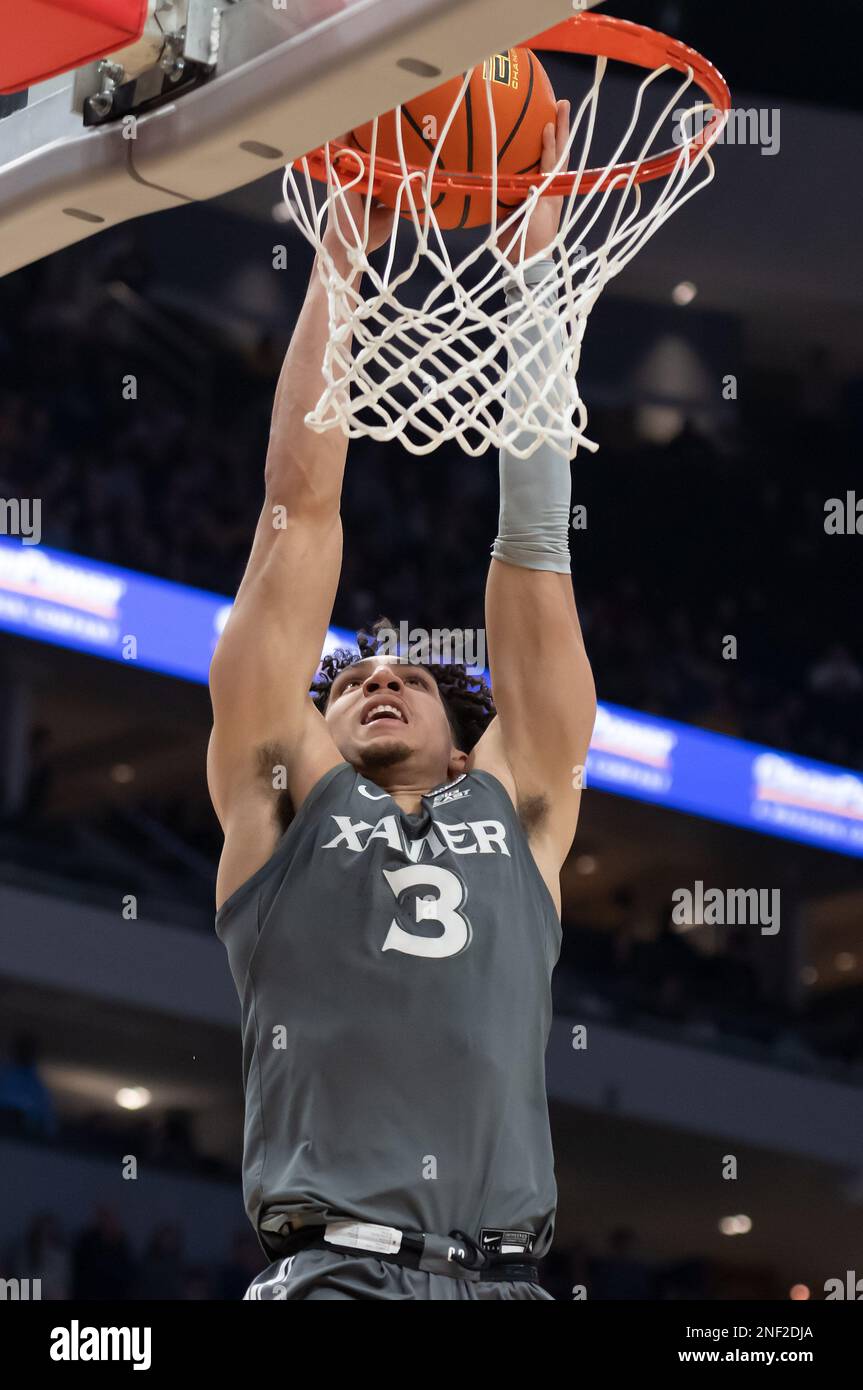 Milwaukee, WISCONSIN, Stati Uniti. 15th Feb, 2023. La guardia dei moschettieri di Xavier Colby Jones (3) si mette in guardia contro la palla durante la partita di pallacanestro NCAA tra i moschettieri di Xavier e le aquile dorate della Marquette al Fiserv Forum di Milwaukee, WI. Kirsten Schmitt/CSM/Alamy Live News Foto Stock