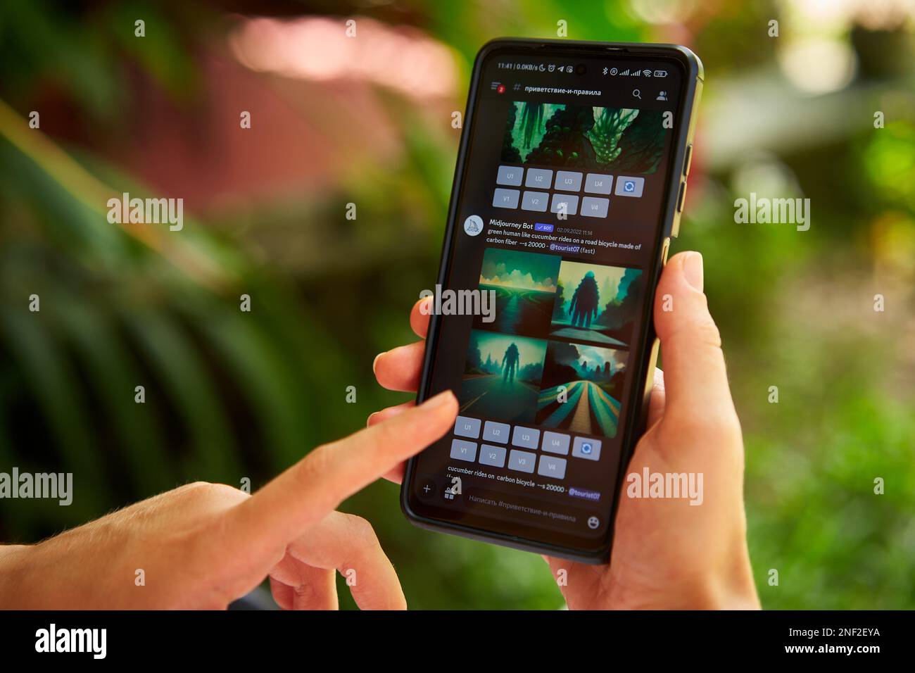 5 febbraio 2023, Mirissa, Sri Lanka. Utilizzo di Midjourney al telefono. Donna crea immagini da descrizioni testuali con un generatore di foto. Persona Foto Stock