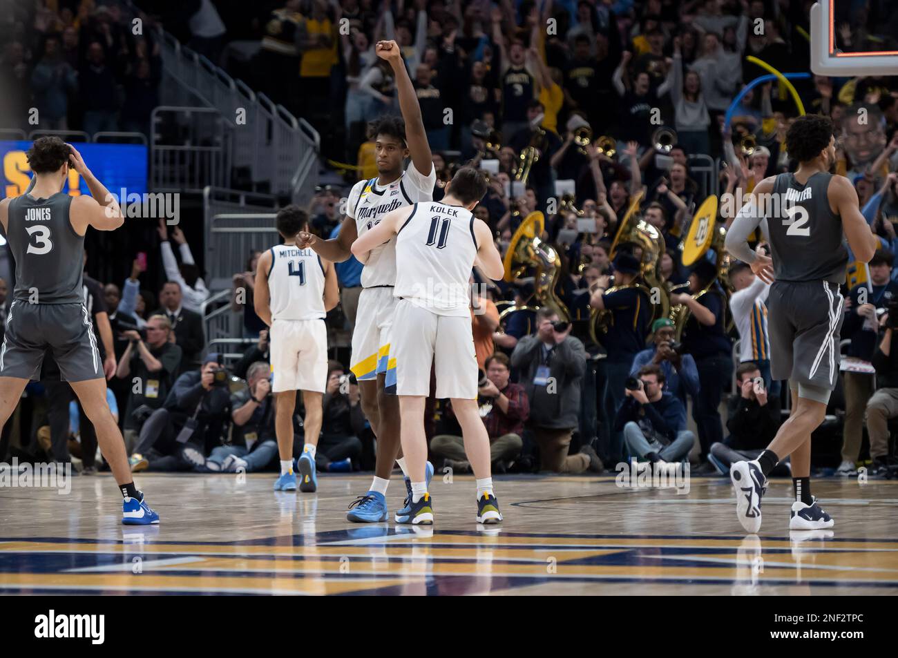 Milwaukee, WISCONSIN, Stati Uniti. 15th Feb, 2023. Marquette Golden Eagles avanti Olivier-Maxence Prosper (12) e Marquette Golden Eagles guardia Tyler Kolek (11) abbracciano dopo aver vinto il gioco come Xavier Musketeers guardia Colby Jones (3) e Xavier Musketeers avanti Jerome Hunter (2) a piedi fuori dal campo deluso e Marquette Golden Eagles guardia Stevie Mitchell (4) celebra durante il NCAA Partita di pallacanestro tra i moschettieri Xavier e le aquile dorate Marquette al Fiserv Forum di Milwaukee, WISCONSIN. Kirsten Schmitt/CSM/Alamy Live News Foto Stock