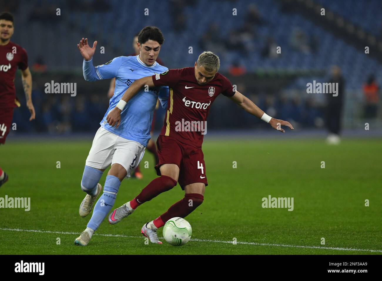 Matteo Cancellieri della S.S. LAZIO e Cristian Manea di cfr 1907 Cluj durante la UEFA Europa Conference League play-off prima tappa tra S.S. Lazio vs Foto Stock