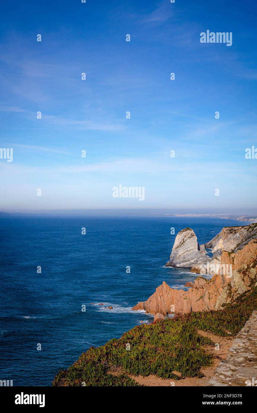 Nel punto più occidentale del Portogallo e dell'Europa, Cabo da Roca offre spettacolari scogliere e ampie vedute dell'Oceano Atlantico mentre le onde si infrangono Foto Stock