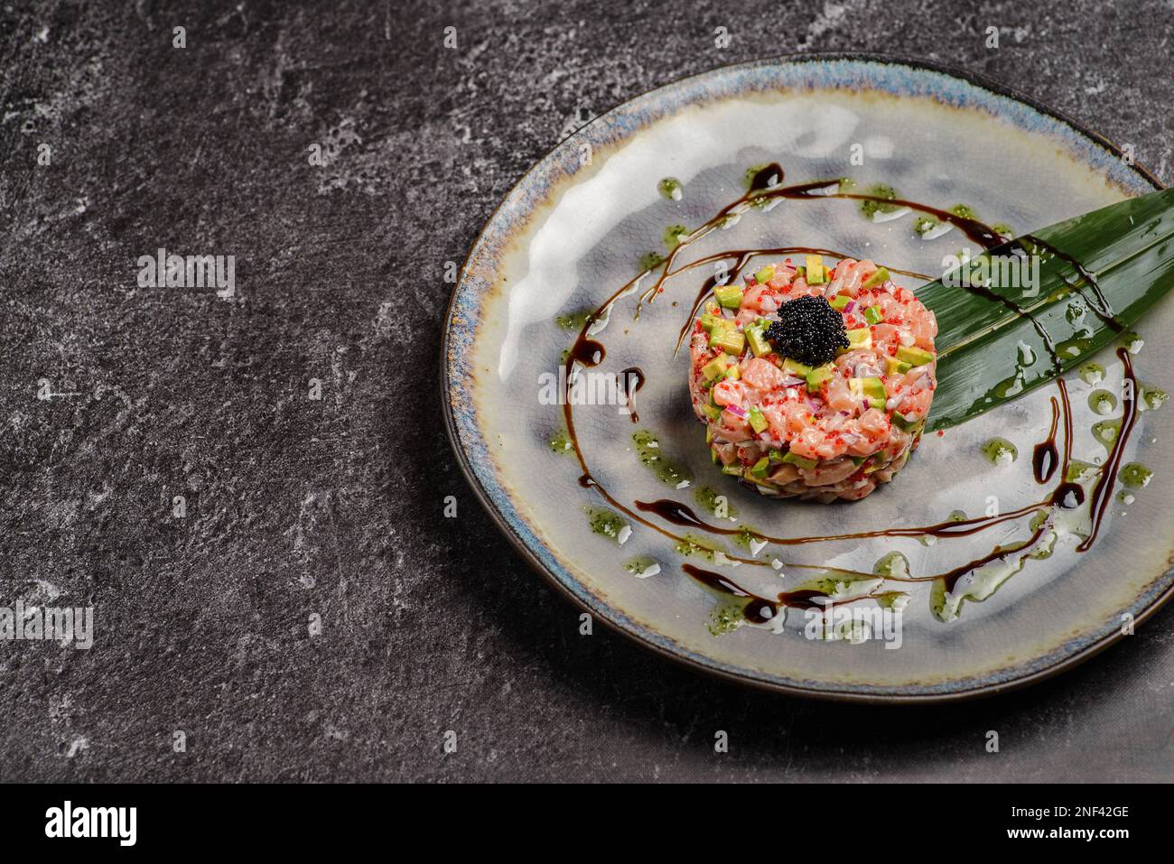 tartare con salmone e avocado. Foto di alta qualità Foto Stock