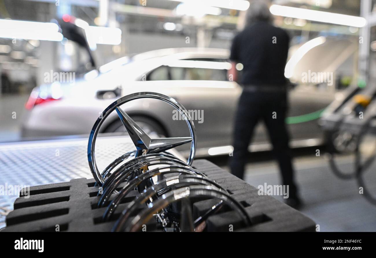 Sindelfingen, Germania. 13th Feb, 2023. Un dipendente del produttore di automobili Mercedes-Benz di Stoccarda lavora nello stabilimento 56 dello stabilimento Merecdes-Benz di Sindelfingen per la produzione di veicoli di lusso e di classe lusso. Oltre all'EQS, tutte le varianti della Mercedes-Benz S-Class e della Mercedes-Maybach S-Class escono dalla linea di produzione presso lo stabilimento 56. Venerdì la società presenterà i dati relativi alle attività del 2022. Credit: Bernd Weißbrod/dpa/Alamy Live News Foto Stock