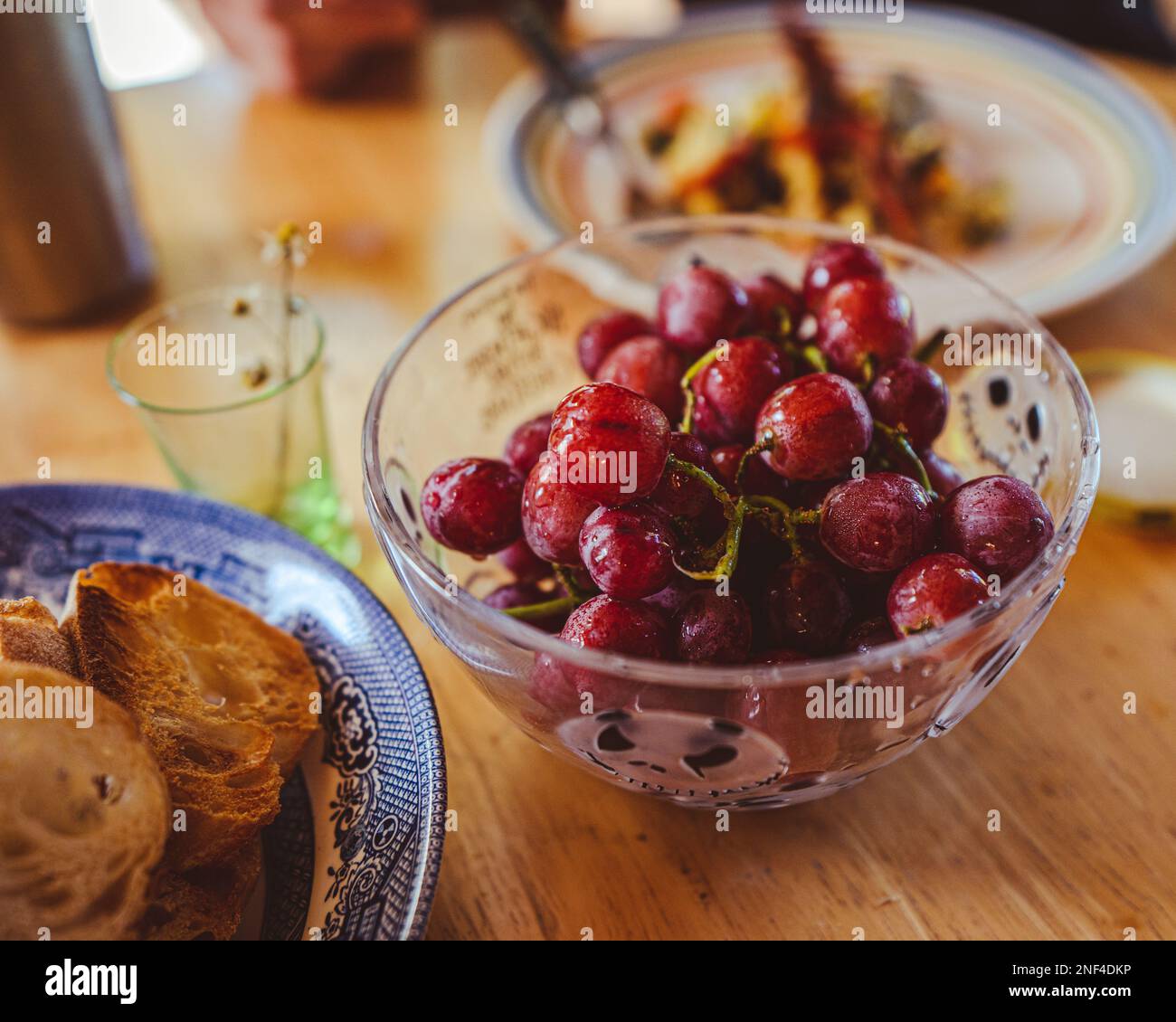 Uva fresca seduta sul tavolo per la prima colazione pronta per essere mangiato. Foto Stock
