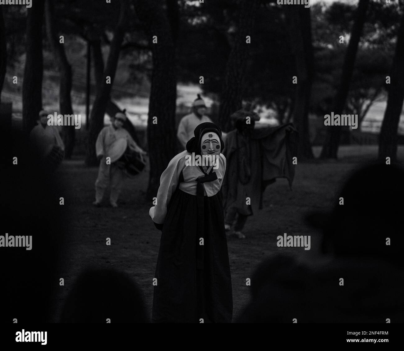 Una scena da un tradizionale gioco coreano che presenta 'la donna' al Villaggio Folkloristico di Hohoe ad Andong, Corea del Sud in bianco e nero. Foto Stock