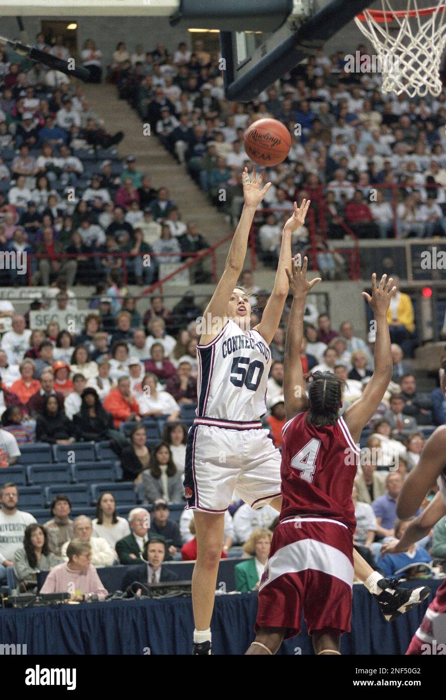 Connecticuts Rebecca Lobo, left, gets off a jump shot as Alabamas Nanae Daniels, right, tries to defend her in the first half of the NCAA East Regional, Thursday, March 23, 1995, Storrs, Conn. (AP Photo/Bob Child) Foto Stock