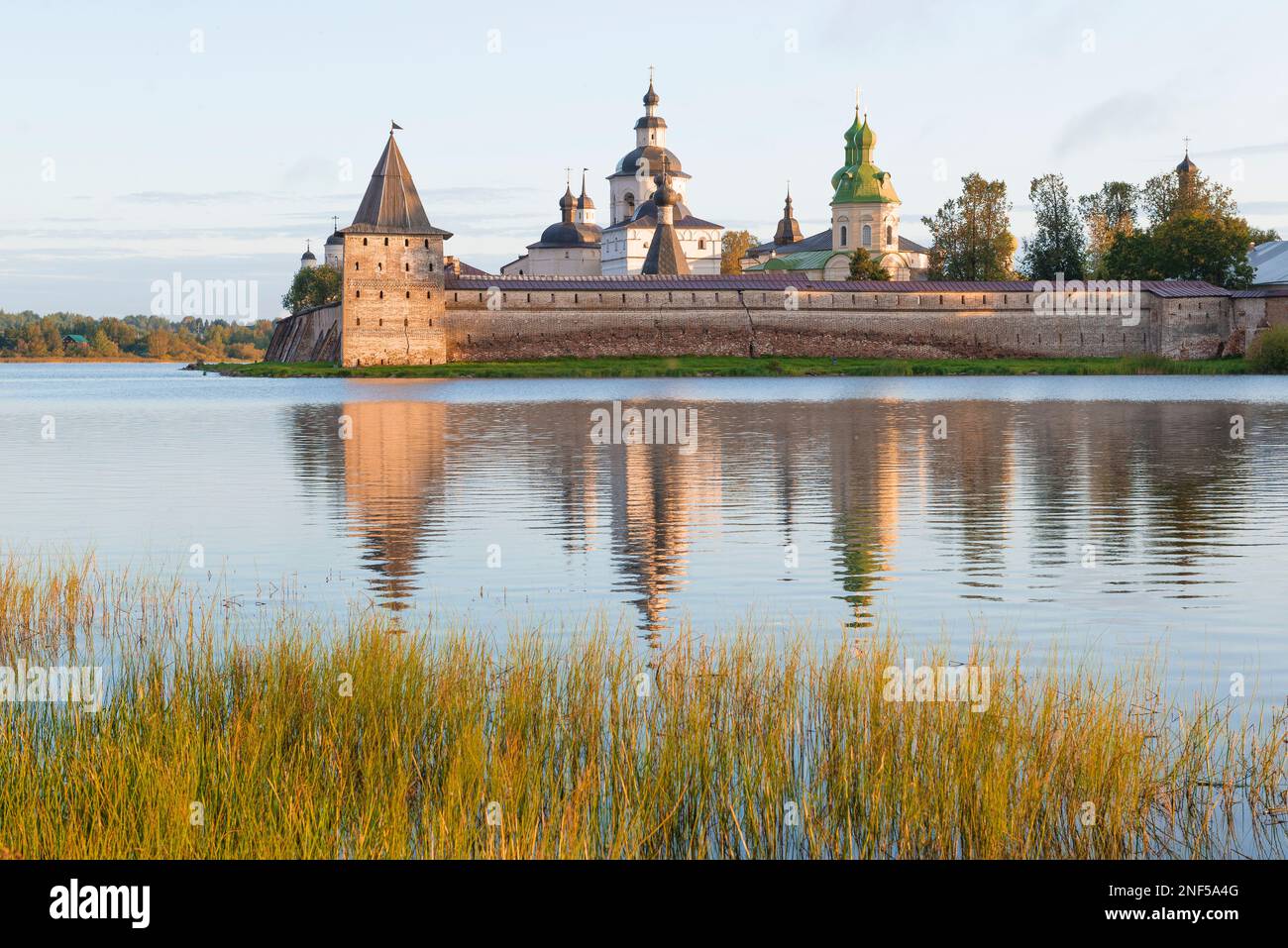 Mattina di agosto sul lago Siversky presso l'antico monastero Kirillo-Belozersky. Regione di Vologda, Russia Foto Stock