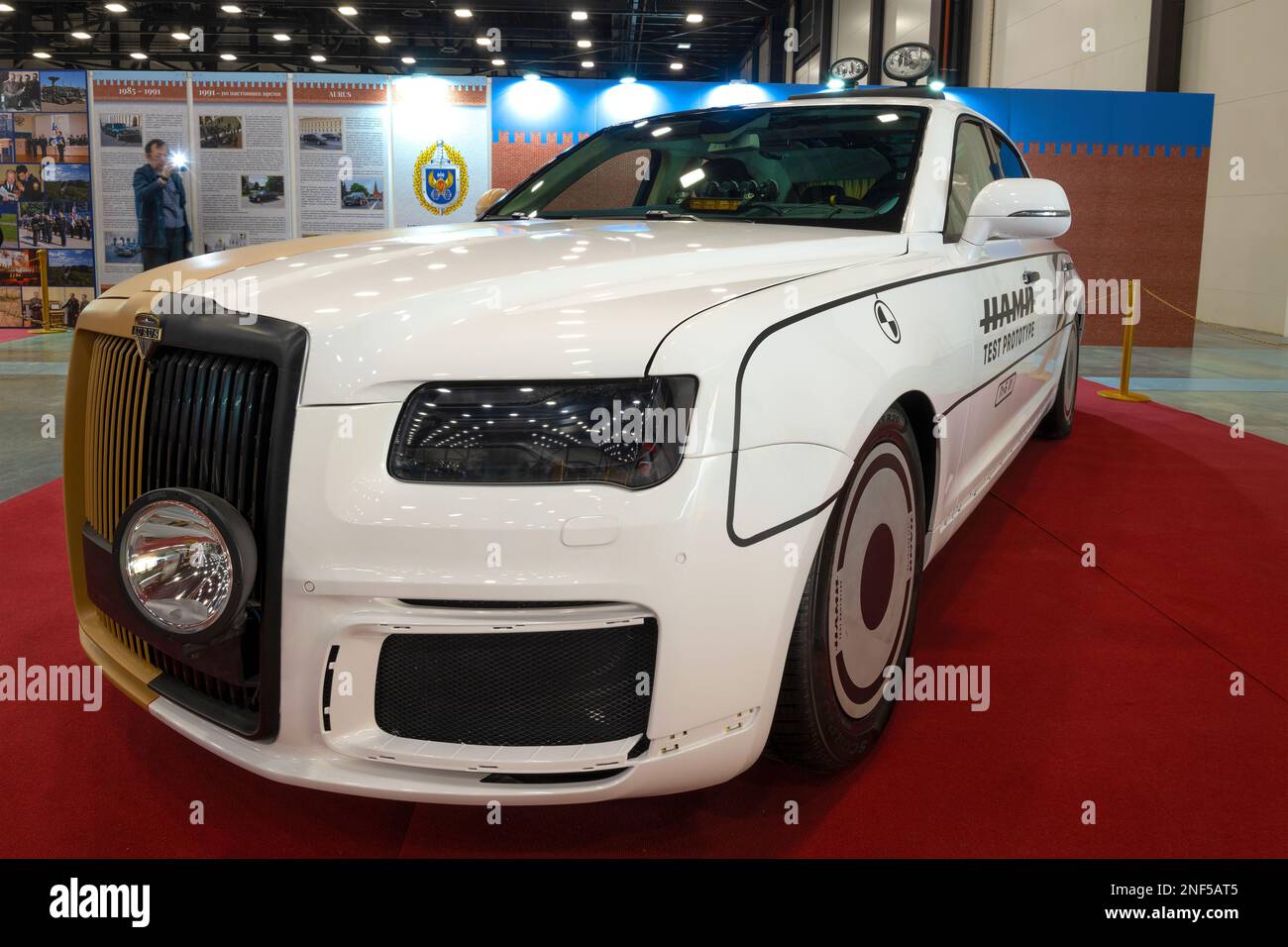 SAN PIETROBURGO, RUSSIA - 23 APRILE 2022: Prototipo di prova della berlina di classe esecutiva russa 'Aurus Senat' da vicino. Mostra automatica Oldtimer Gallery Foto Stock