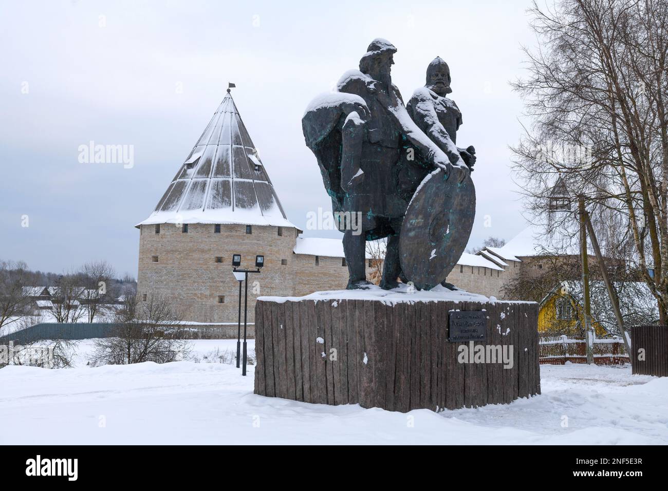 STARAYA LADOGA, RUSSIA - 11 DICEMBRE 2022: Monumento ai principi Rurik e profetico Oleg - i fondatori dello stato russo sullo sfondo di Foto Stock