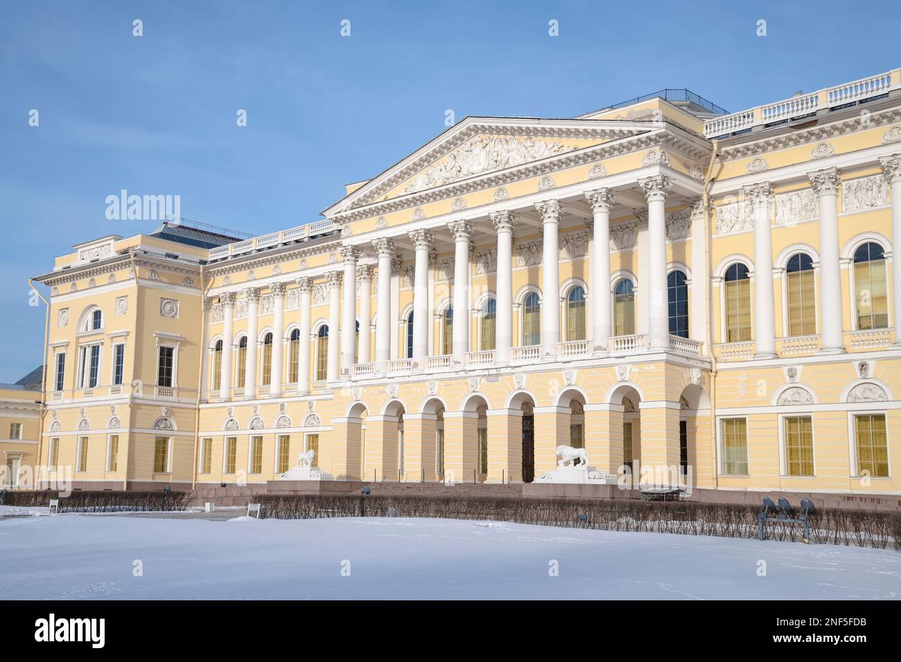 ST. PETERSBURG, RUSSIA - 09 FEBBRAIO 2023: Presso l'edificio principale del Museo di Stato Russo in un giorno di sole febbraio Foto Stock