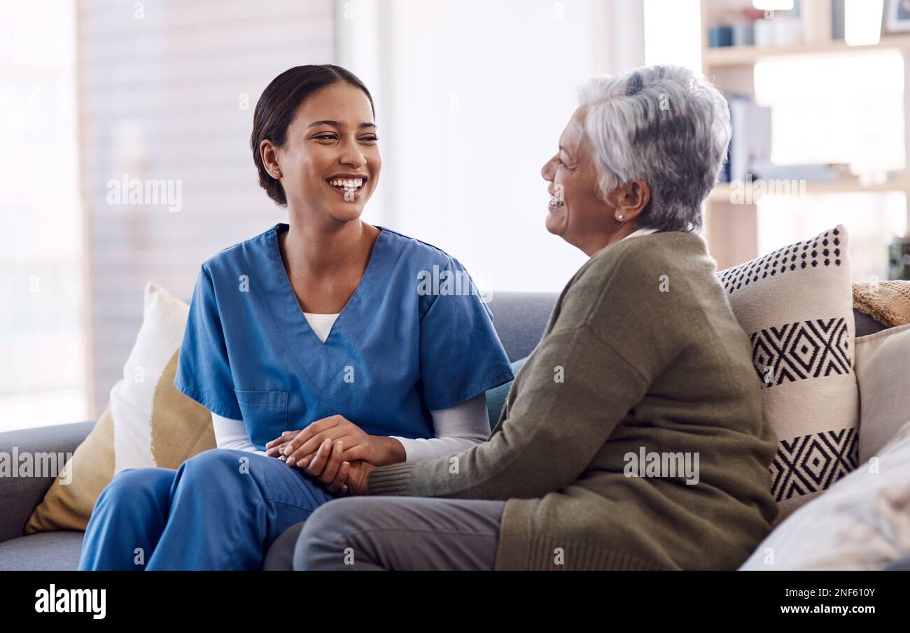 Vedervi sorridere significa fare il mio lavoro bene. una giovane infermiera che chiacchiera con una donna anziana in una casa di riposo. Foto Stock