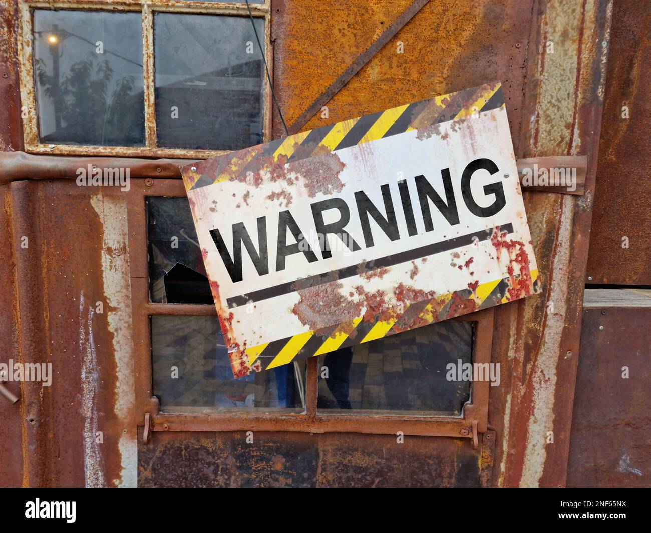 Arrugginito sporco Old Safety Danger Sign su metallo Foto Stock