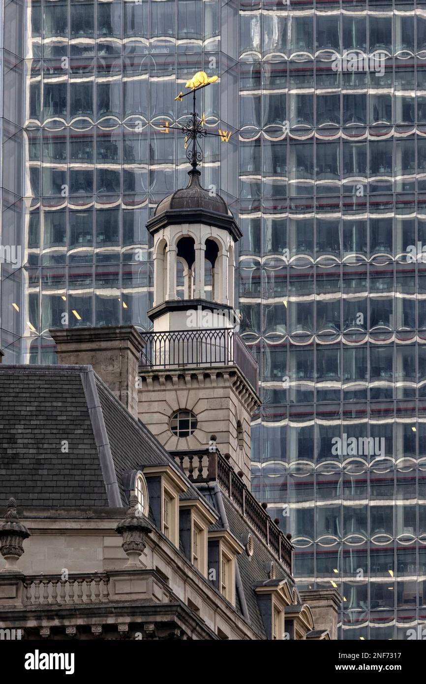 LONDRA, Regno Unito - 29 OTTOBRE 2022: Beaver Weathervane in costruzione a St Helen's Place, Bishopsgate. Il weathervane è un ricordo della Hudson's Bay Company Foto Stock