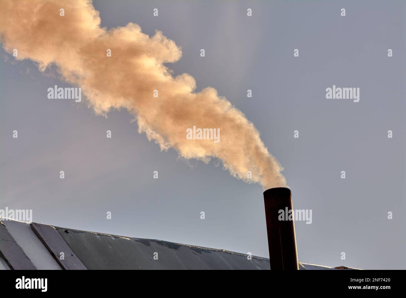 il fumo proviene dal camino della borghesia. la stufa è riscaldata. Foto Stock