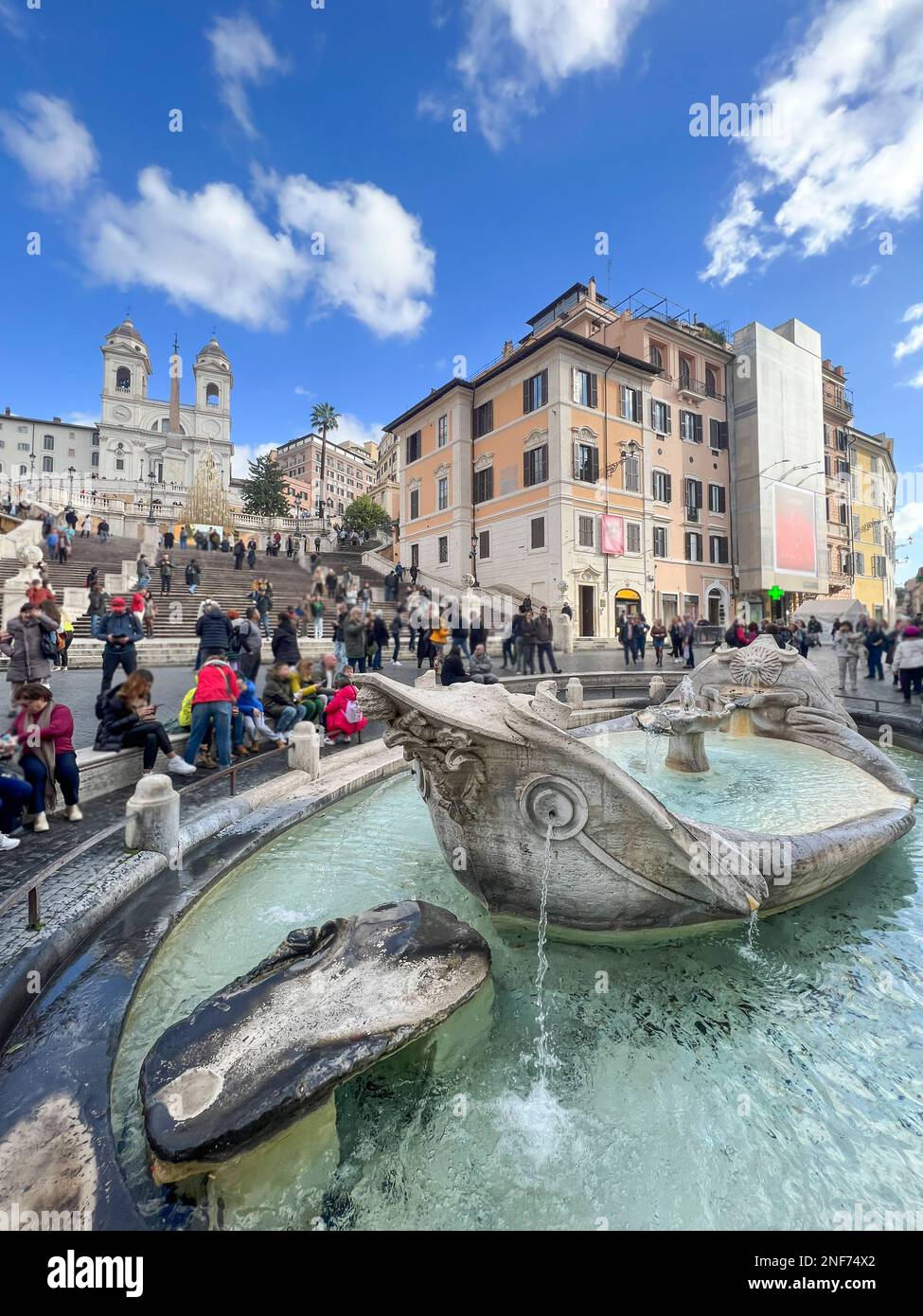 Fontana della Barca conosciuta come Fontana della Barcaccia in italiano con scalinata di Piazza di Spagna a Roma o Piazza di Spagna a Roma. Foto Stock