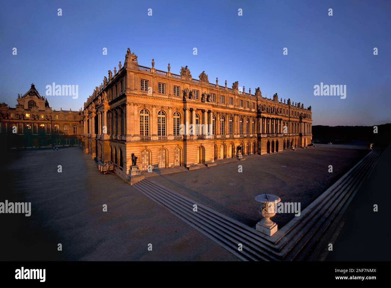 FRANCIA. YVELINES (78) CASTELLO DI VERSAILLES. VISTA DEL CORPO CENTRALE DEL LATO CHATEAU PARK ALL'ANGOLO DEL SALONE DE LA GUERRE. ALLA FINE DI Foto Stock