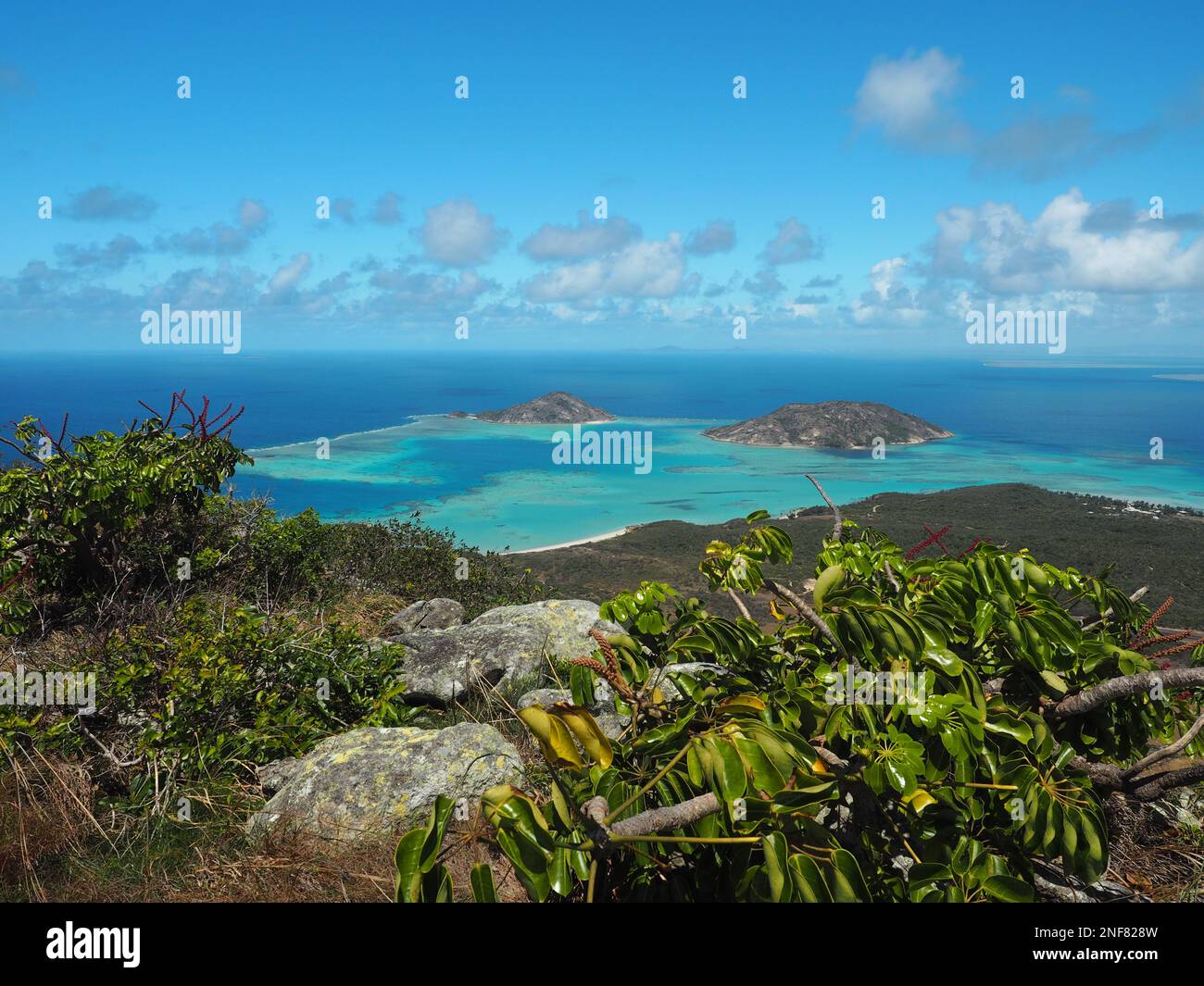 Vista della barriera corallina e delle isole da Cooks guardare su Lizard Island, Australia Foto Stock