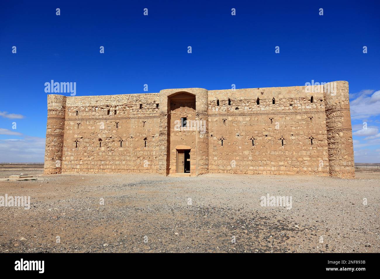 Qasr Kharana, Qasr Karrana, auch als Qasr al-Harrana, Qasr al-Kharanah, Kharaneh oder Hraneh, eines der besterhaltenen Wüstenschlösser in Jordanien / Foto Stock