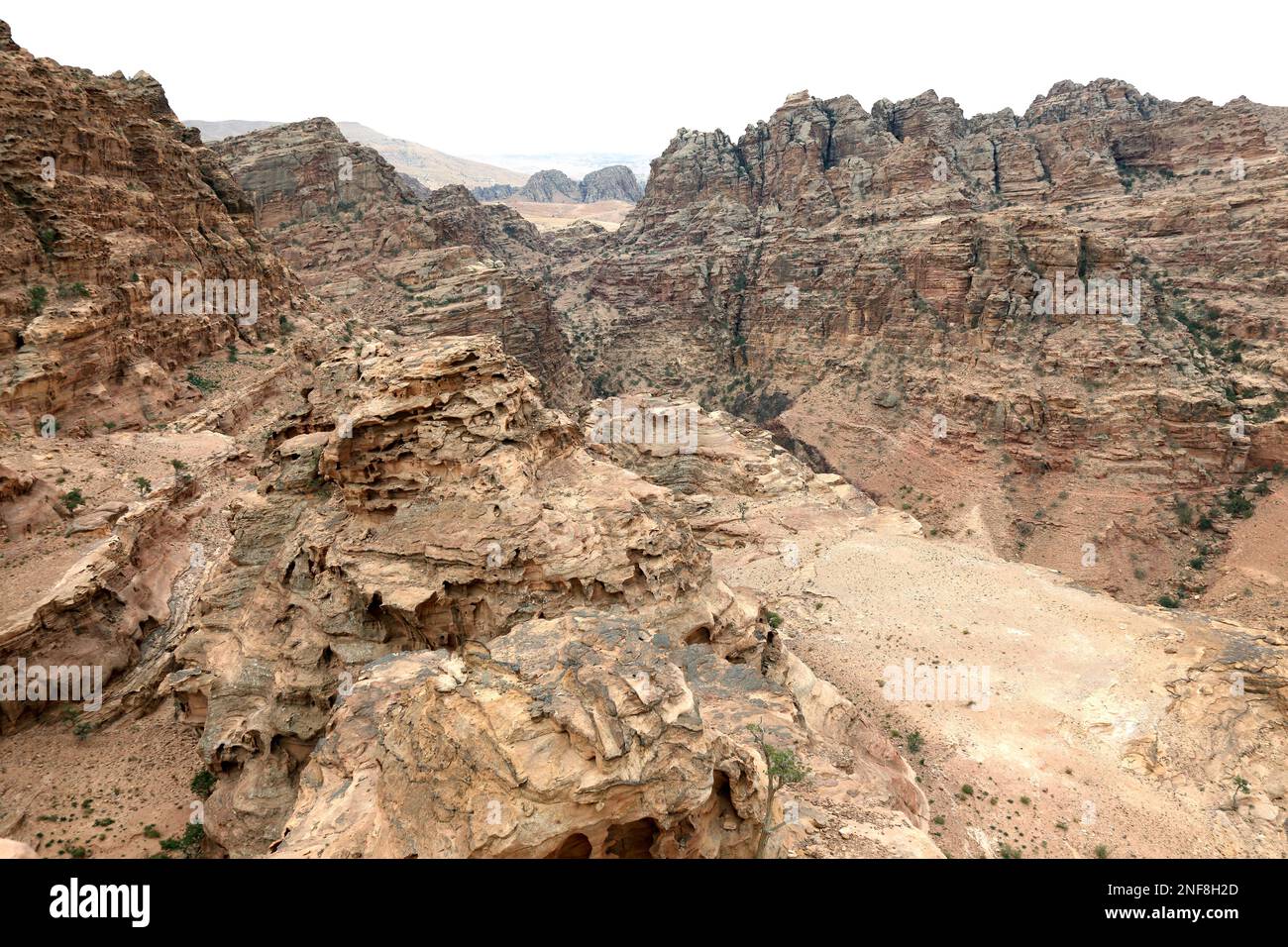 Felslandschaft a Umm al-Biyara, verlassene Felsenstadt Petra, al-Batra, Hauptstadt des Königreichs der Nabatäer, Jordanien, Unesco-Weltkulturerbe / Foto Stock