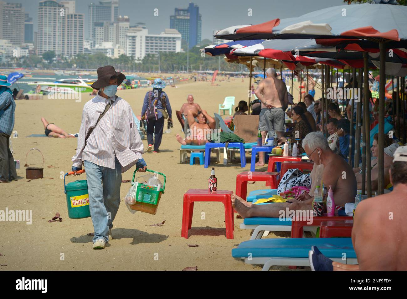 I bagnanti sulla spiaggia di Pattaya Thailandia Foto Stock