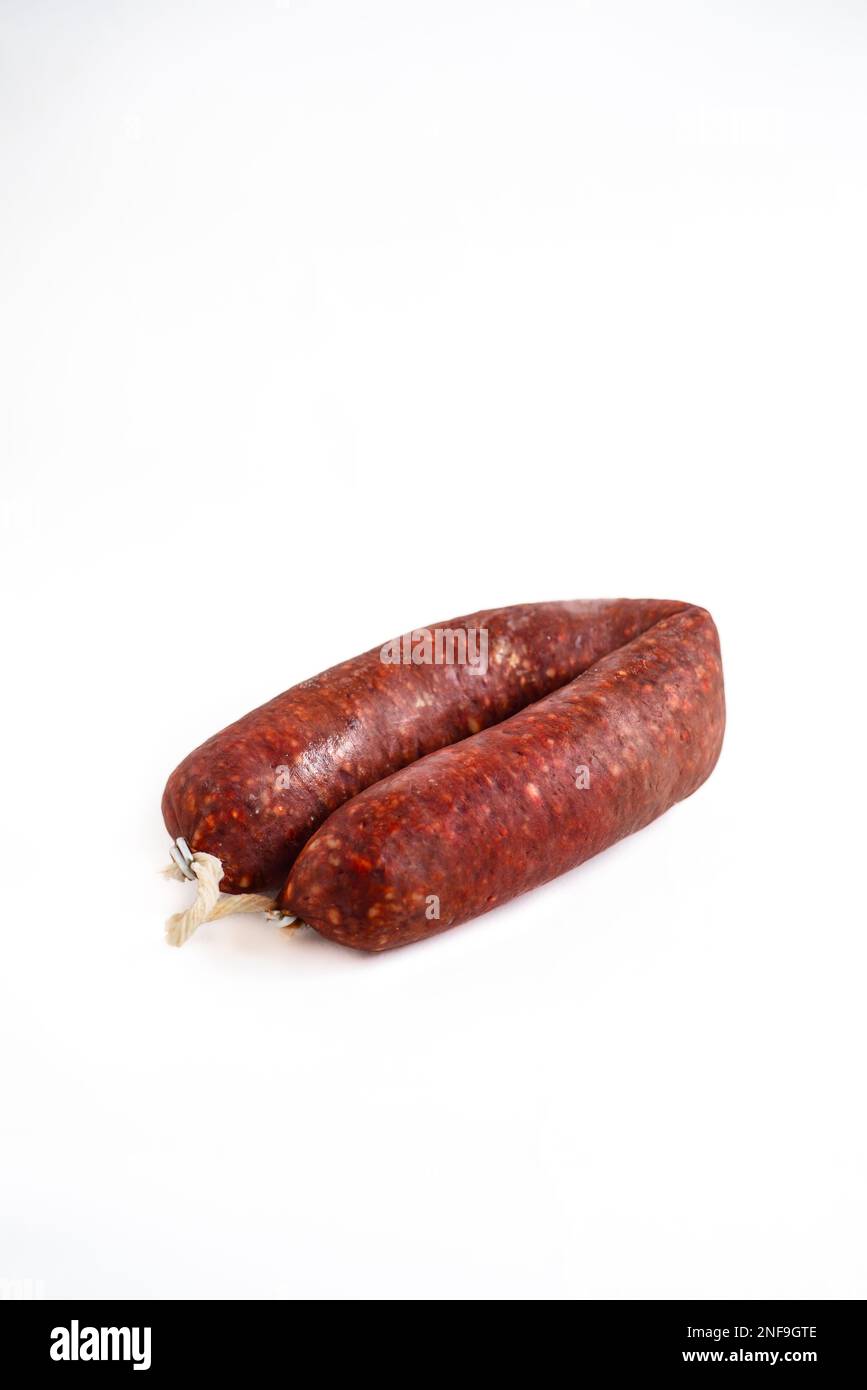 sujuk o sucuk o soudjouk cibo salsicce turche su sfondo bianco Foto Stock