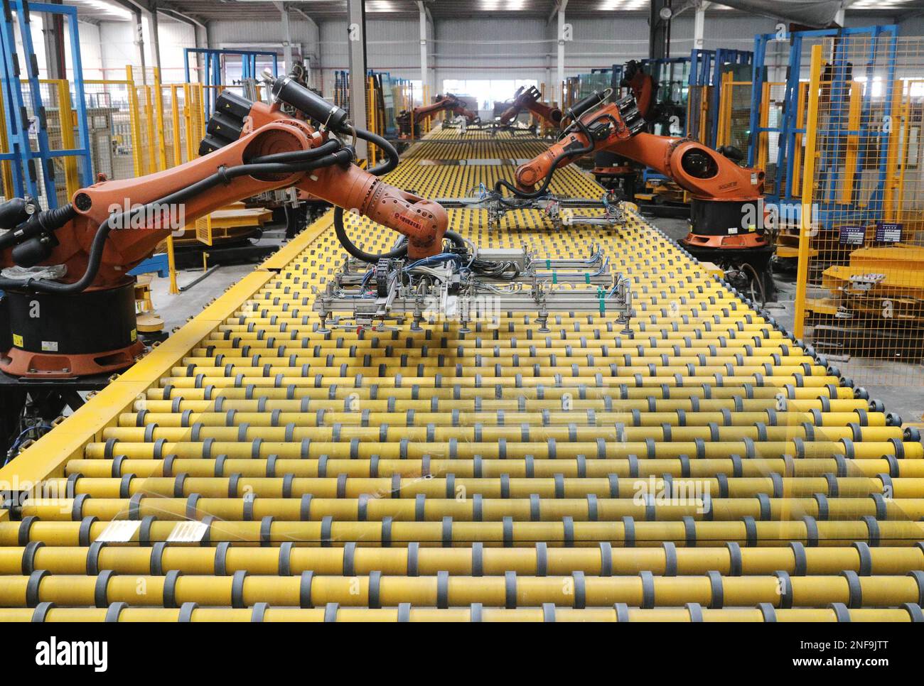Qinhuangdao, provincia cinese di Hebei. 17th Feb, 2023. I robot operano in un laboratorio di impresa di produzione del vetro a Qinhuangdao, nella provincia di Hebei, nella Cina settentrionale, il 17 febbraio 2023. Credit: Yang Shiyao/Xinhua/Alamy Live News Foto Stock