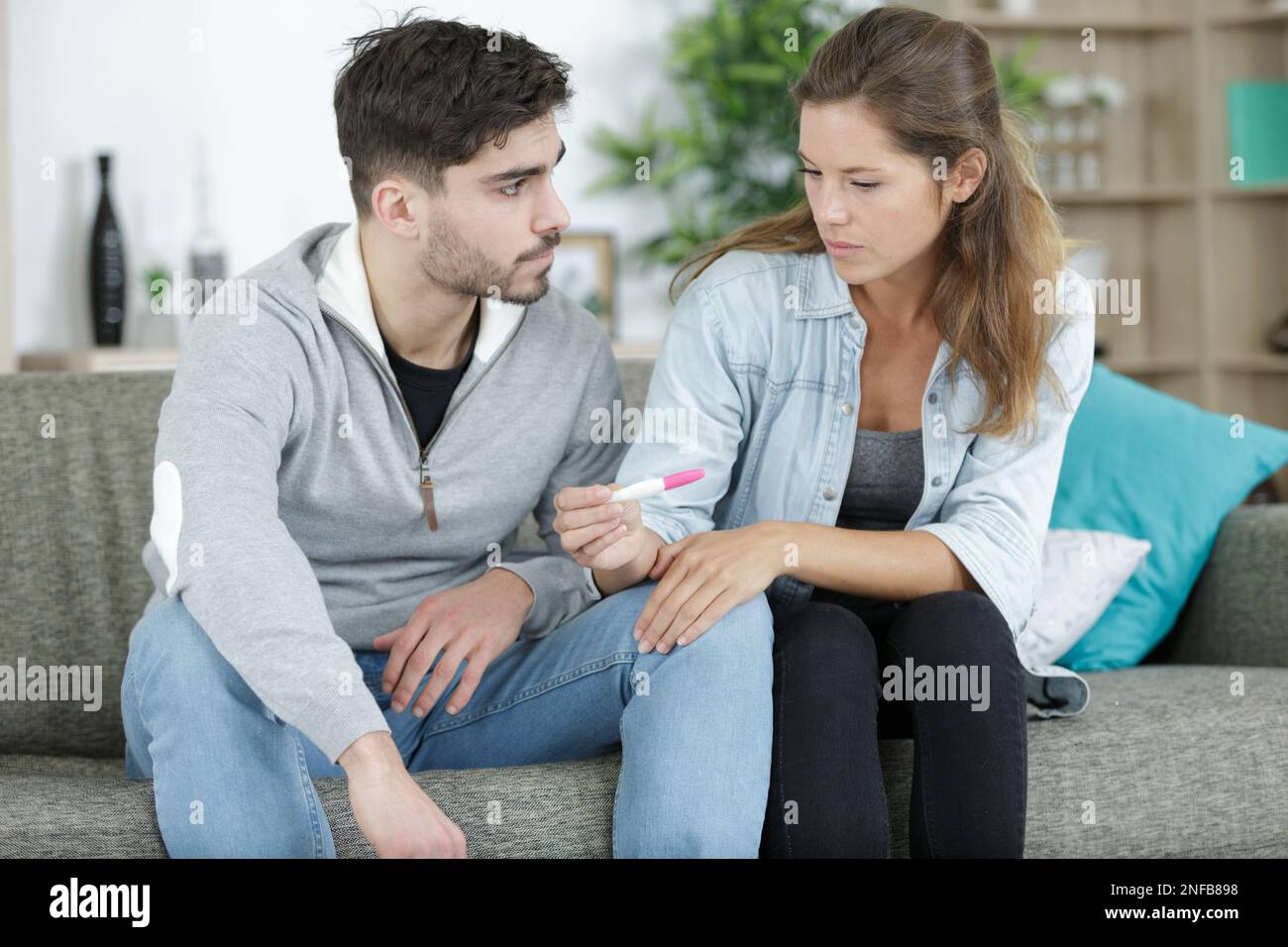 la coppia tiene il bastone di prova con frustrazione Foto Stock