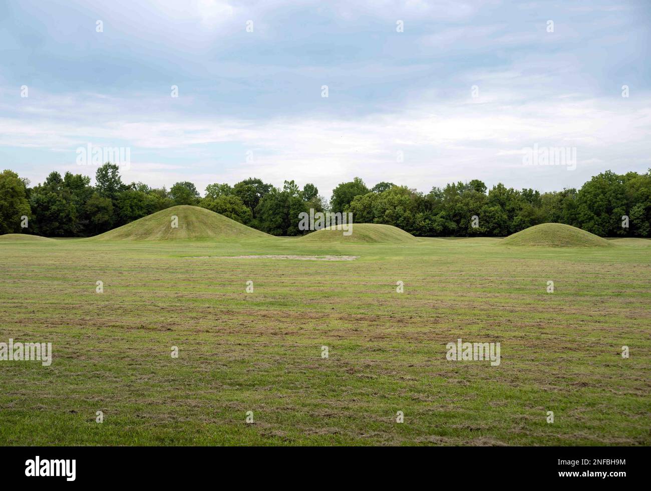 Cultura Hopewell preistorica di Earthworks, tumuli di sepoltura a Mound City Park Ohio. Antichi tumuli circolari e lunghi tumuli di fila. Foto Stock