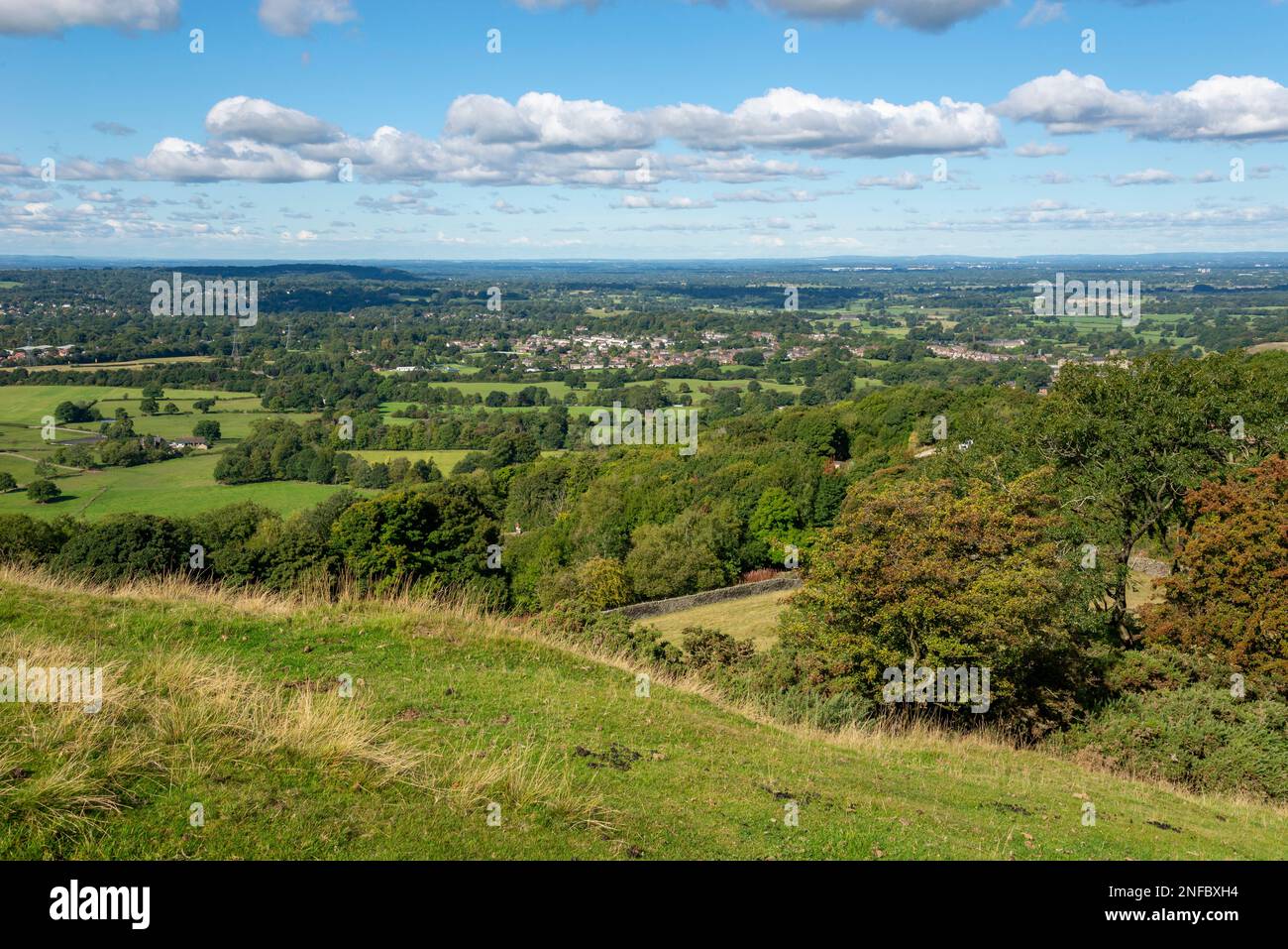 Vista della pianura di Cheshire dalla collina di Kerridge vicino a Macclesfield in una giornata di sole in tarda estate. Foto Stock