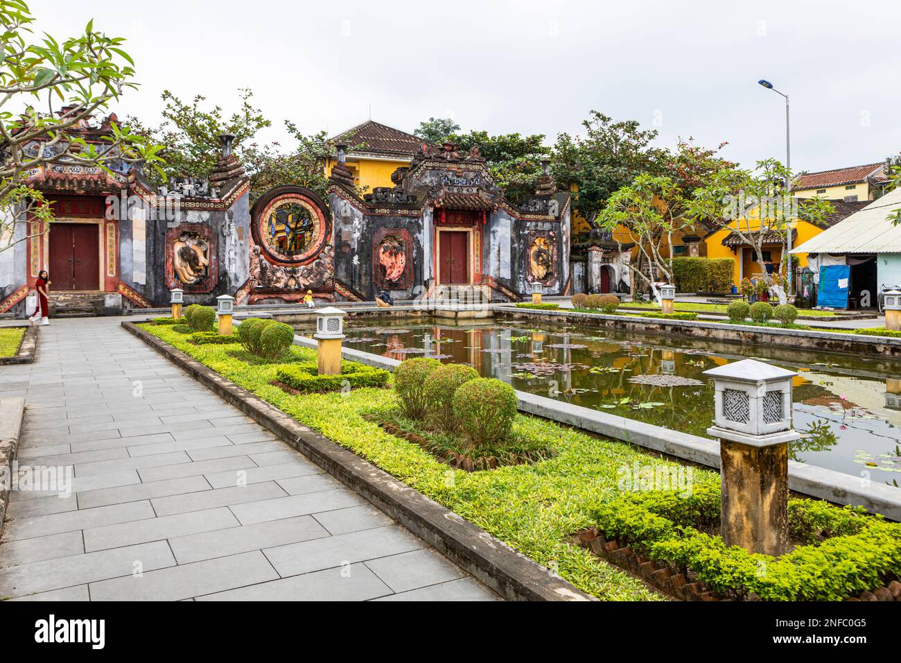 TAM Quan è un cancello d'ingresso al tempio di Ba Mu a Hoi An, Vietnam. Foto Stock