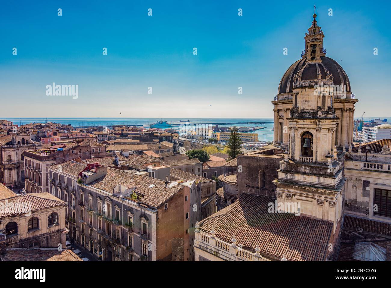 La città di Catania vista dai tetti, la Sicilia Foto Stock