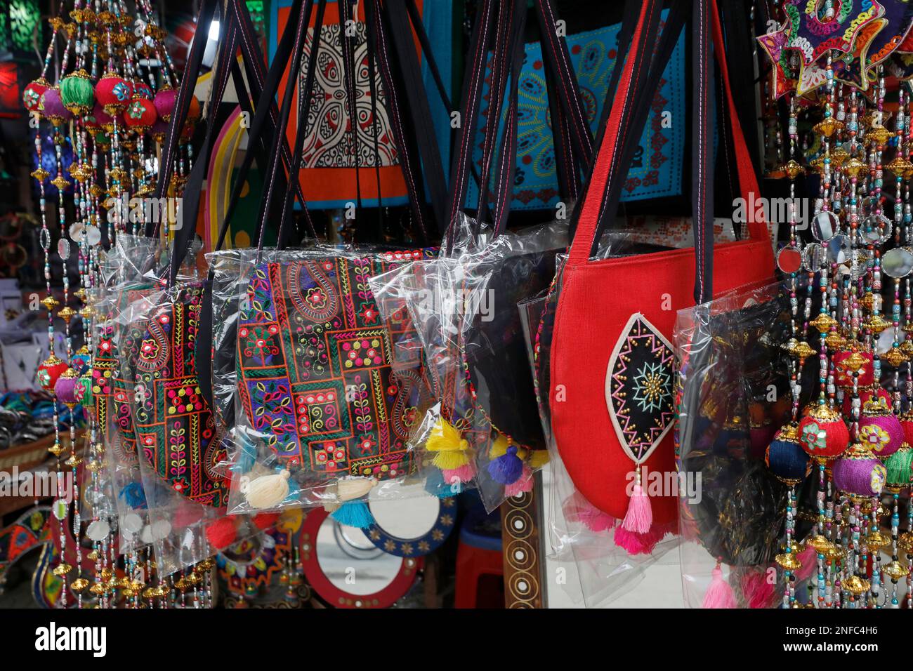 Dhaka, Bangladesh - 16 febbraio 2023: Il più grande mercato di articoli fatti a mano con decorazioni artistiche messo in mostra per la vendita a Doel Chattar a Dhaka uni Foto Stock