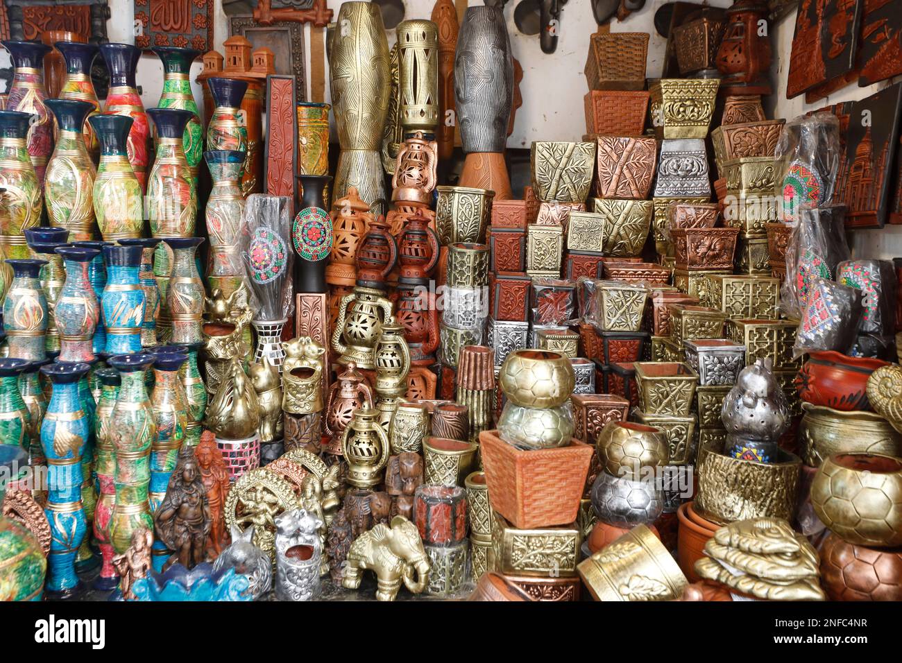 Dhaka, Bangladesh - 16 febbraio 2023: Il più grande mercato di articoli fatti a mano con decorazioni artistiche messo in mostra per la vendita a Doel Chattar a Dhaka uni Foto Stock