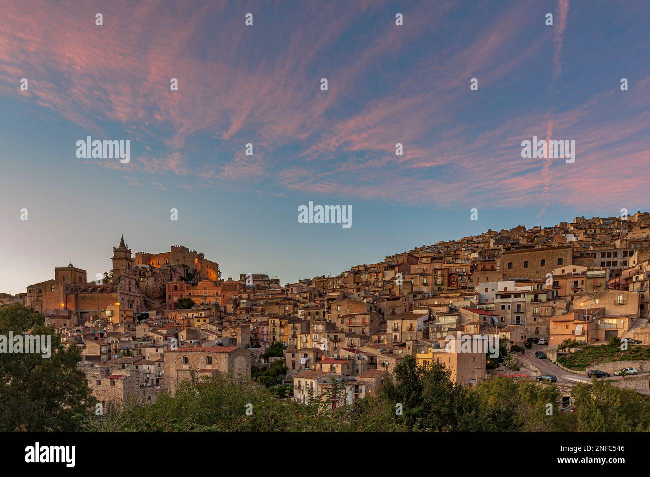 Il borgo medievale di Caccamo al crepuscolo, in Sicilia Foto Stock