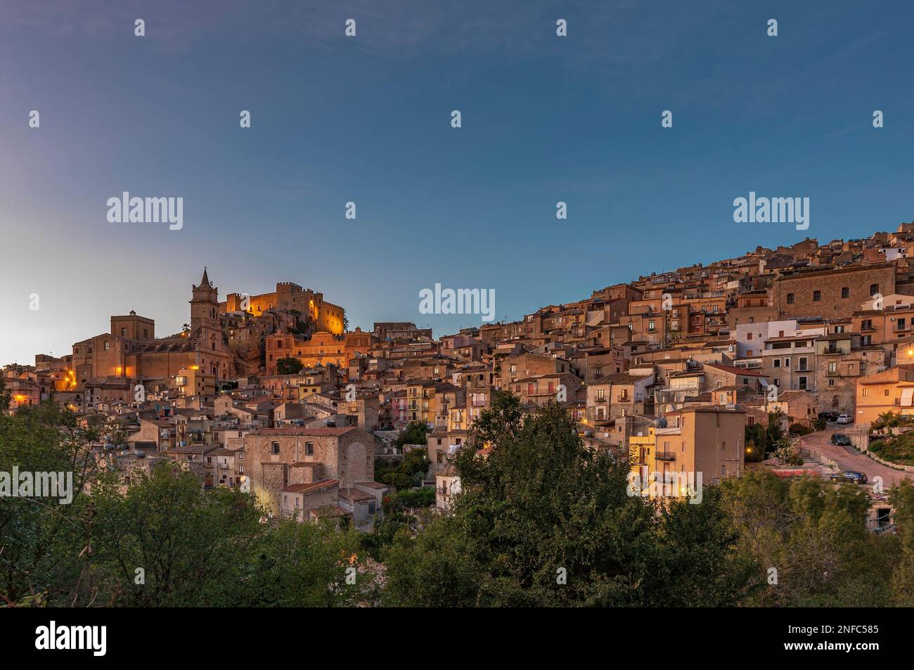 Il borgo medievale di Caccamo al crepuscolo, in Sicilia Foto Stock