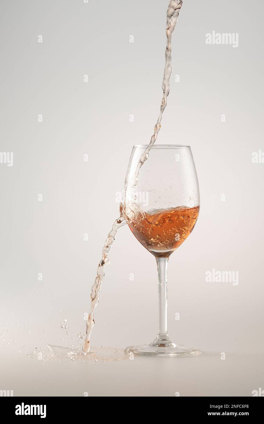 vino rosato mancante versando nel bicchiere Foto Stock