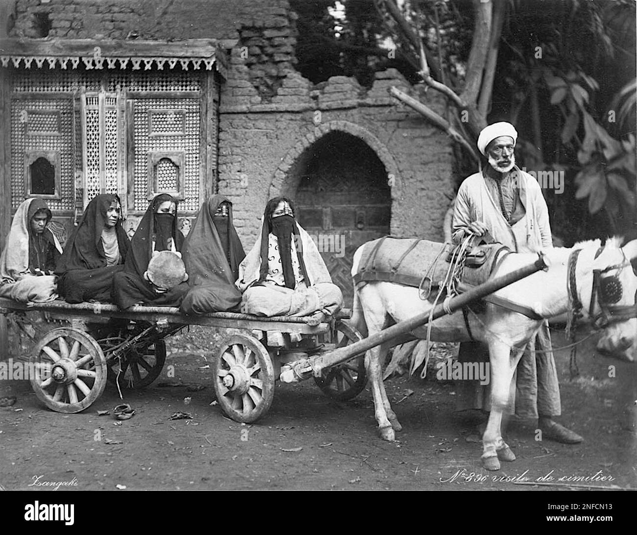 William Vaughn Tupper - uomo arabo con tre mogli e due servi - 1892-1893 Foto Stock