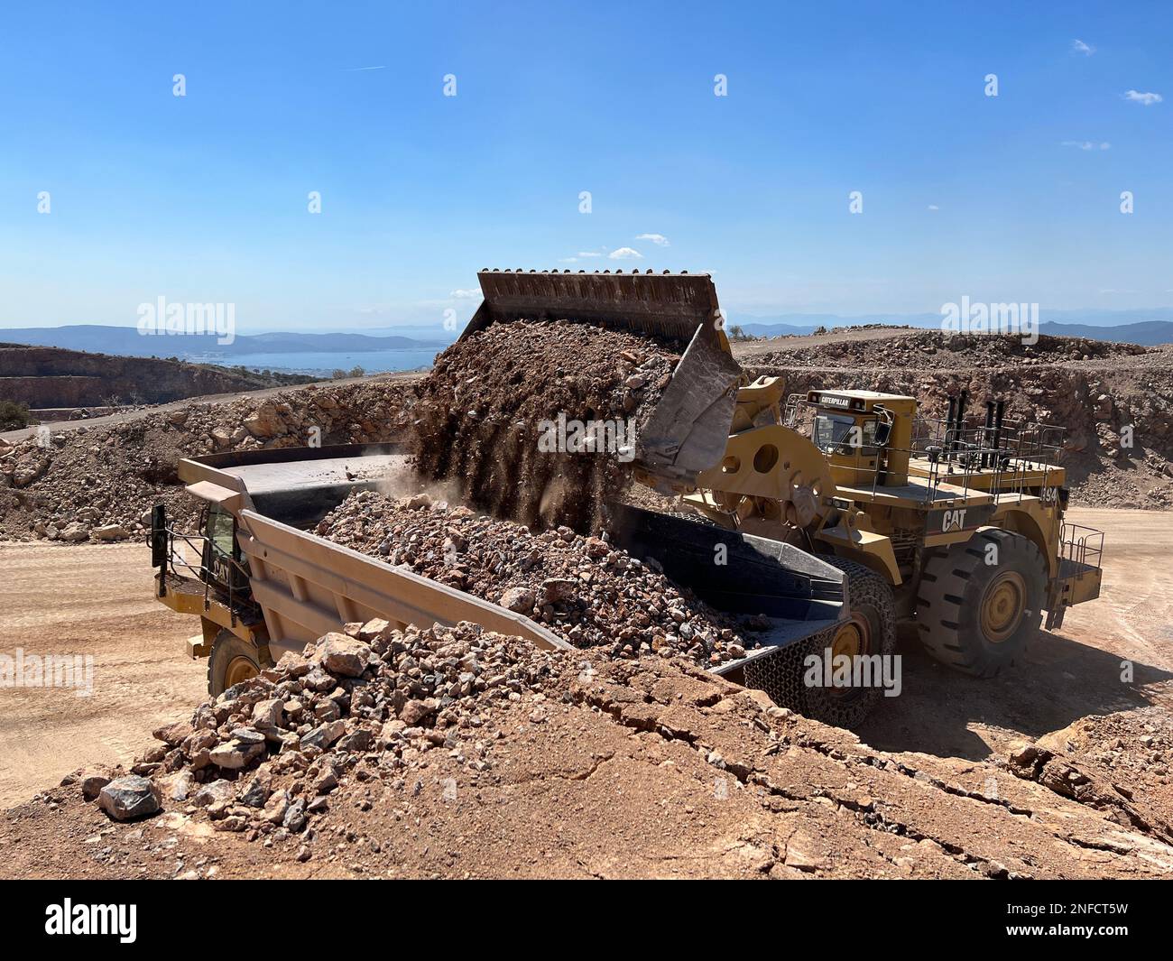 Enorme pala gommata Caricamento calcare i dumper, cava di calcare, trasporto di ore Foto Stock