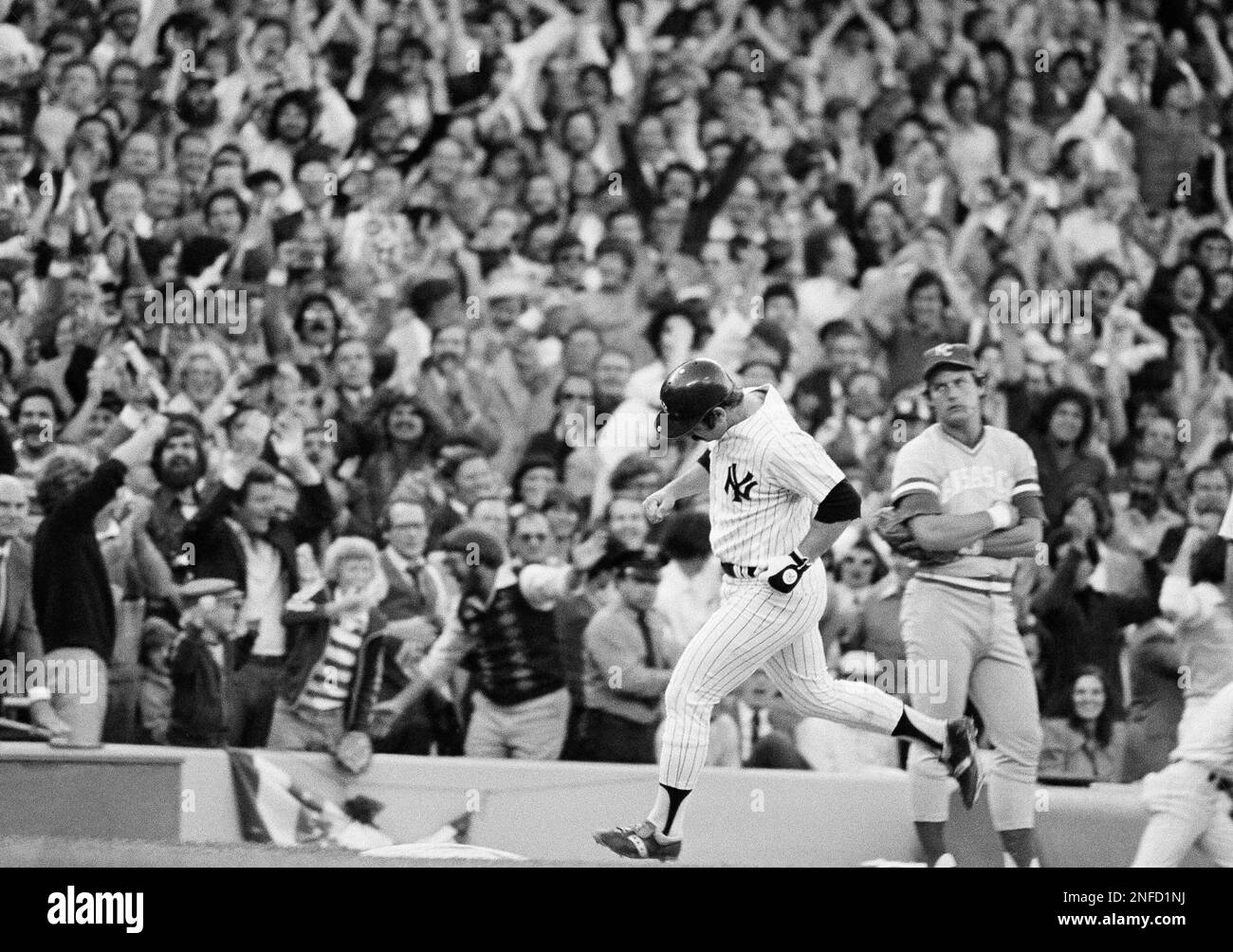 George Brett, Royals third baseman, right, has only a stare as Yankees catcher Thurman Munson, center, rounds third on a two-run homer in 8th inning of the third American League playoff game at Yankee Stadium, Friday, Oct. 6, 1978, New York. Munson's blast gave Yankees a 6-5 lead and they held on to win by that score. Brett blasted Yankee pitching for three consecutive home runs in a Royals losing cause. (AP Photo) Foto Stock