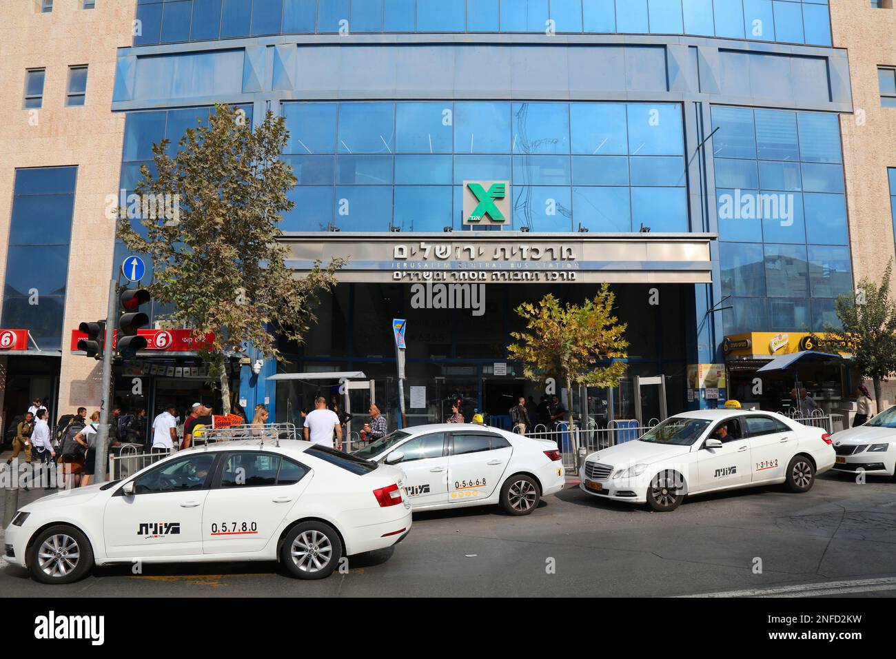 GERUSALEMME, ISRAELE - 30 OTTOBRE 2022: Taxi taxi pick up passeggeri presso la stazione centrale degli autobus di Gerusalemme in Israele. Foto Stock