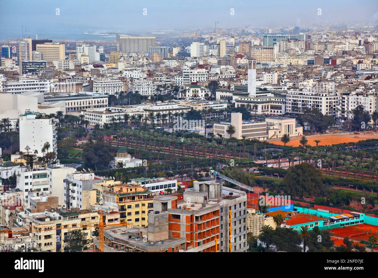 Casablanca, la città più grande del Marocco. Paesaggio urbano del centro di Casablanca con l'Arab League Park. Foto Stock