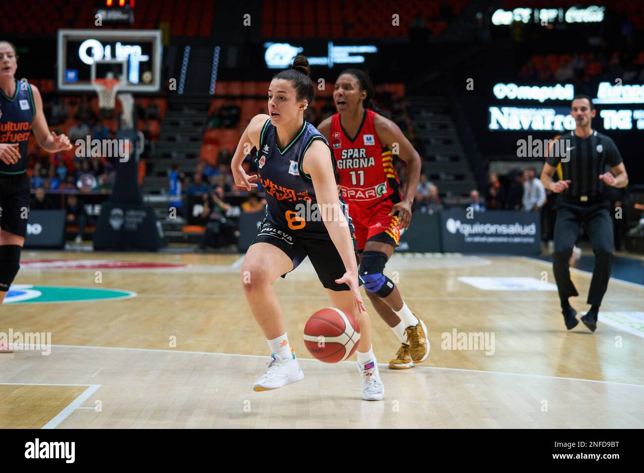 Valencia, Spagna. 16th Feb, 2023. Elena Buenavida (L) di Valencia Basket in azione durante il J21 Liga Femenina Endesa tra Valencia basket e Spar Girona al Fuente de San Luis Sport Hall. Punteggio finale; Valencia basket 77:62 Spar Girona. Credit: SOPA Images Limited/Alamy Live News Foto Stock