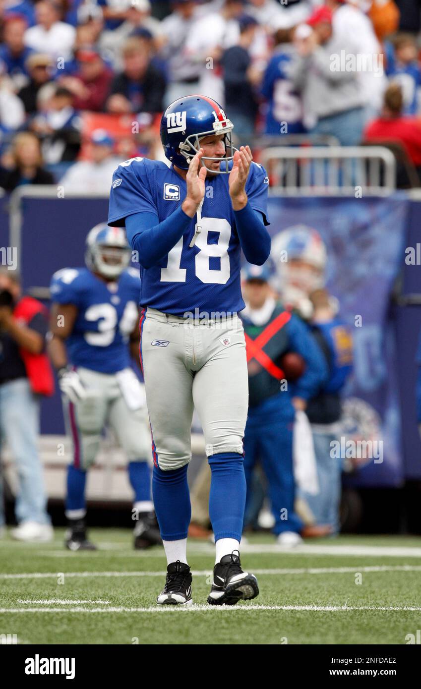 New York Giants Jeff Feagles (18) during a game against the Seattle Seahawks in their NFL football game in East Rutherford, N.J., Sunday, Oct. 5, 2008. (AP Photo/Kathy Willens) Foto Stock