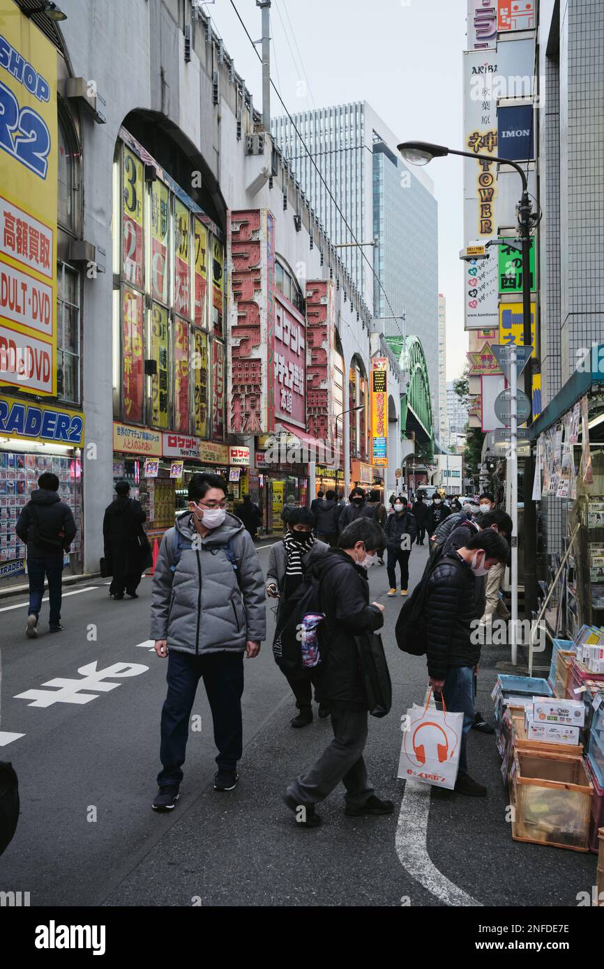 Folle che vagano attraverso una strada secondaria ad Akihabara a Tokyo, Giappone. Foto Stock