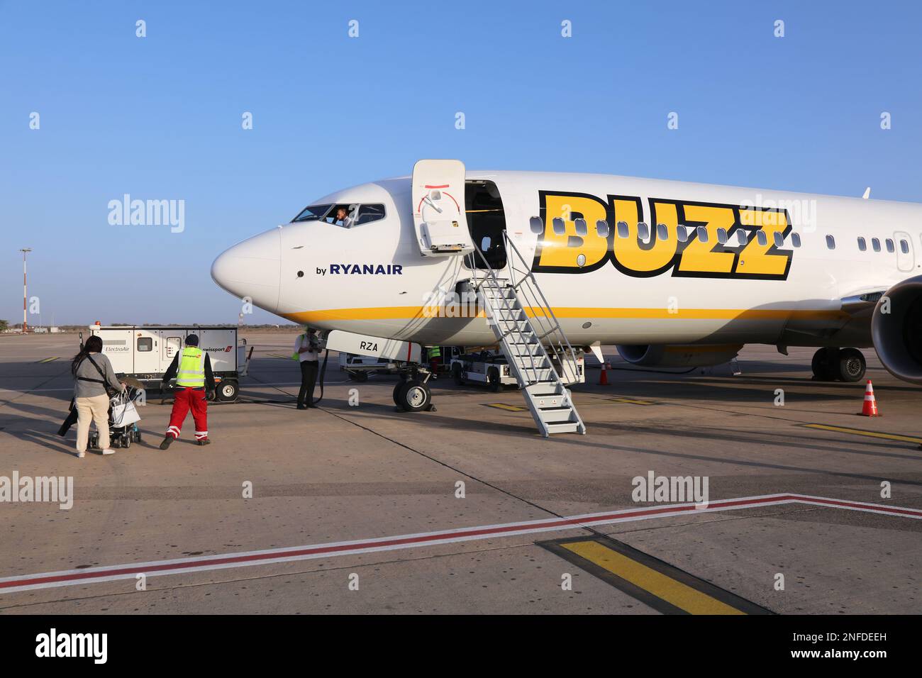 AGADIR, MAROCCO - 13 FEBBRAIO 2022: I lavoratori gestiscono il Boeing 737 Max della compagnia aerea Ryanair Buzz all'aeroporto di Agadir in Marocco. Agadir è una grande internation Foto Stock